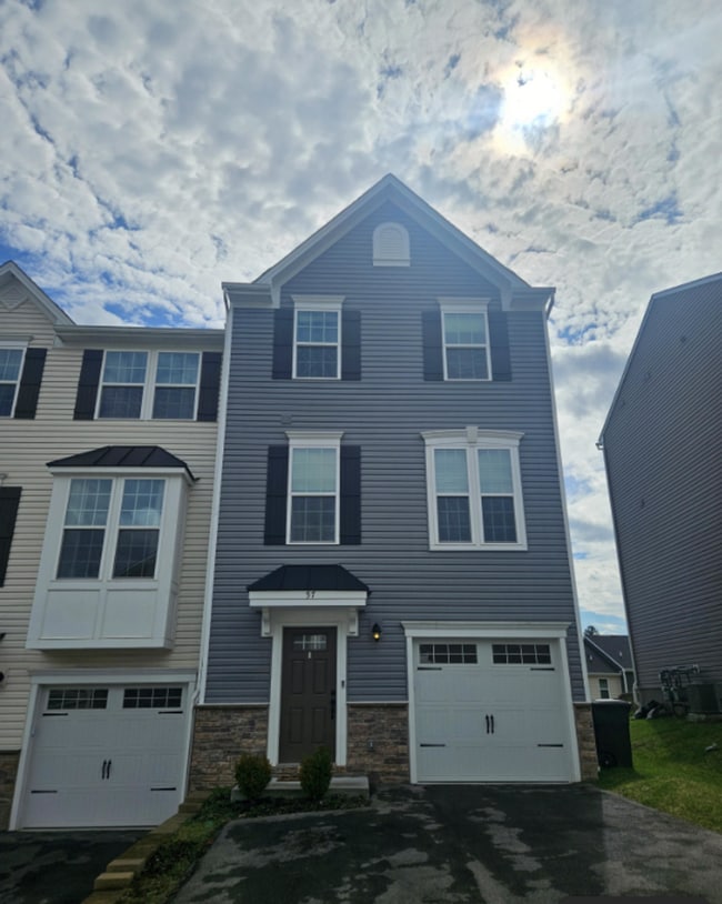 Building Photo - 3 Bedroom, 2.5 Bathroom Townhome, Available NOW