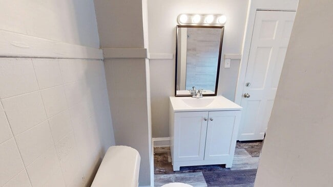 Building Photo - Edgewater Neighborhood - 3 bedroom - 2 Bat...