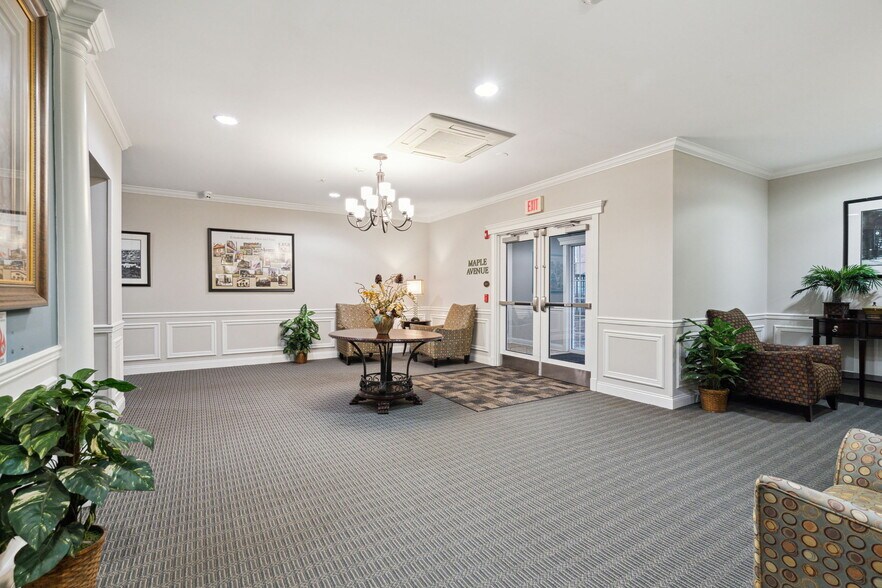 Building Photo - 300 W Elm St