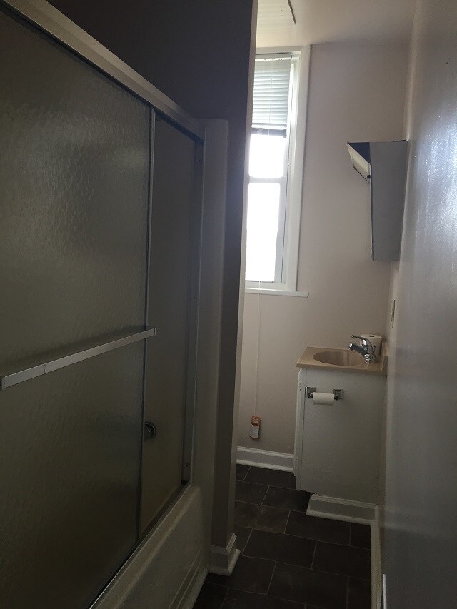 Building Photo - 836 Dewey Ave