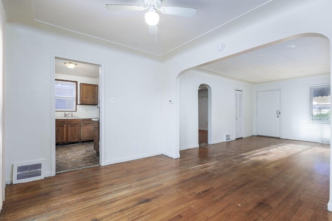 Building Photo - 6506 Memorial Ave