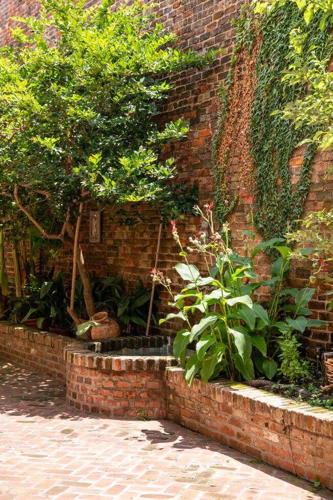 Building Photo - 1018 Bienville St