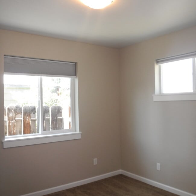 Building Photo - Light & Bright 2 Bed/2 Bath Mid-Town Cottage with Garage