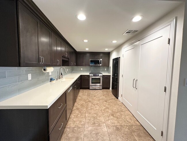 Building Photo - Spacious Townhome with Inviting Large Pati...