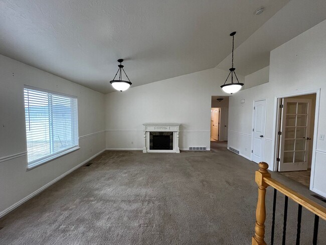 Building Photo - Beautiful 6 Bedroom/3.5 Bath Home in Springville!