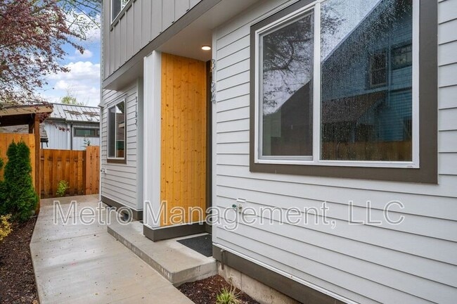 Building Photo - 3184 SE 62nd Ave