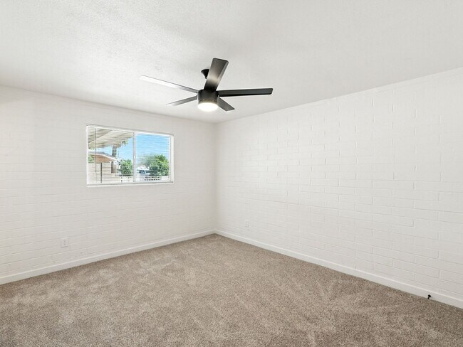 Building Photo - Fully upgraded home with garage!