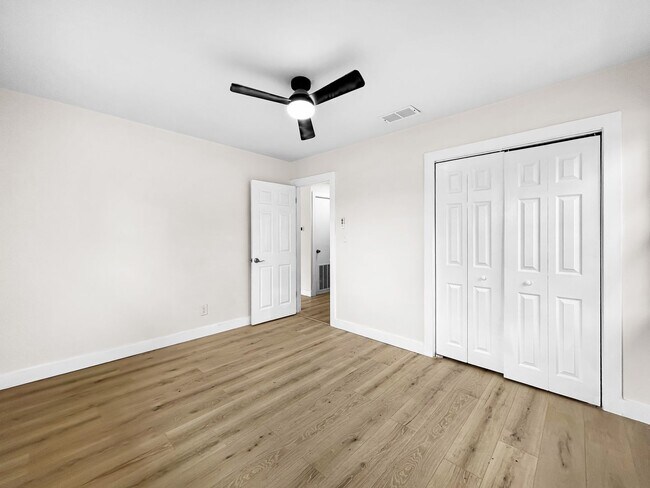 Building Photo - SECTION 8 ACCEPTED! Spacious Updated Home in St. Petersburg with a Large Backyard - 4bed | 2bed