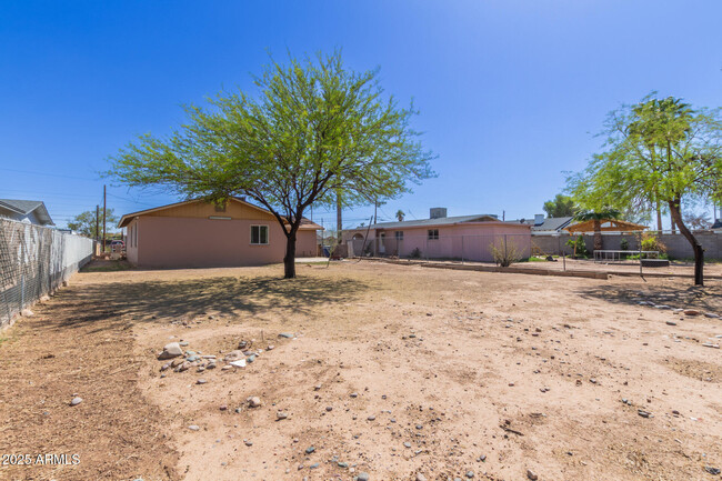 Building Photo - 2434 E Maryland Dr