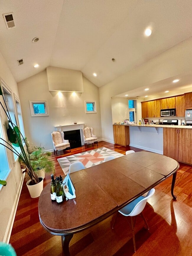 Building Photo - INCREDIBLE HUGE LUXURY CONDO LAKEVIEW/SOUT...