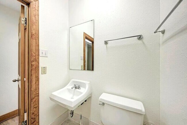 Building Photo - Spacious 14-Bedroom Property Ideal for Gro...