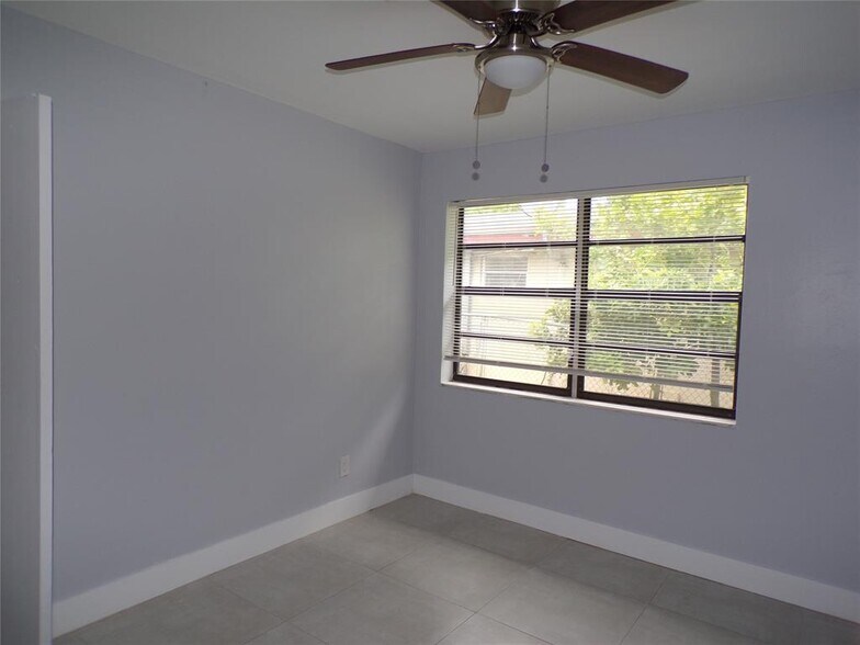 Building Photo - 2725 SW 9th St