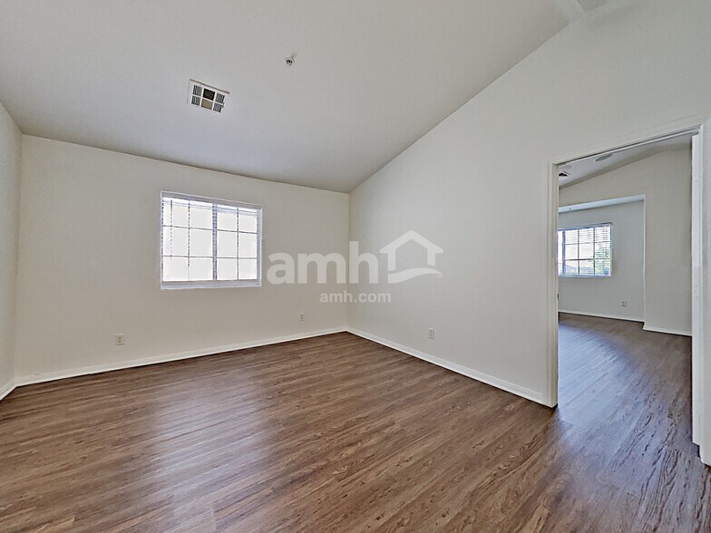 Building Photo - 611 Desert Silk Ct