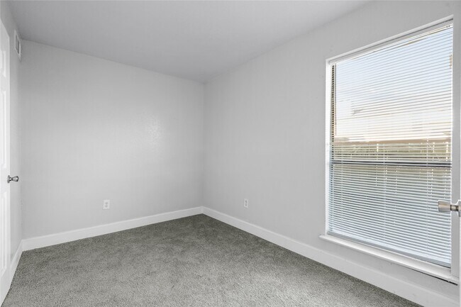 Building Photo - 8703 Victorian Village Dr