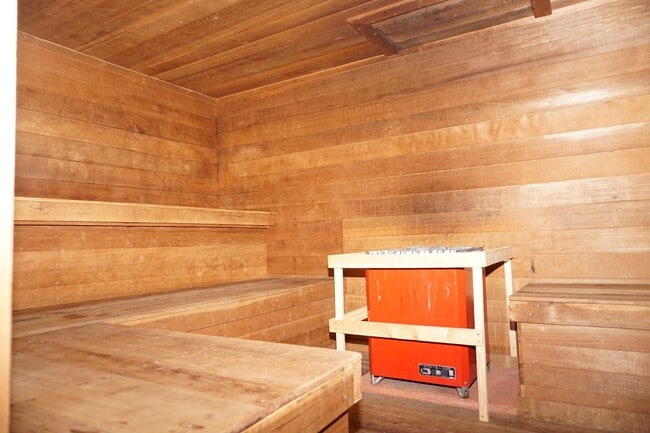 Building Photo - 3 BEd CONDO, NO DEPOSIT AND WATER INCLUDED...