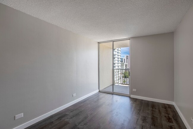 Building Photo - Modern 2-Bedroom Unit with Large Lanai – Prime Waikiki Location