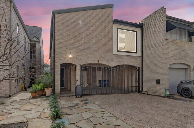 Building Photo - 516 S Post Oak Ln