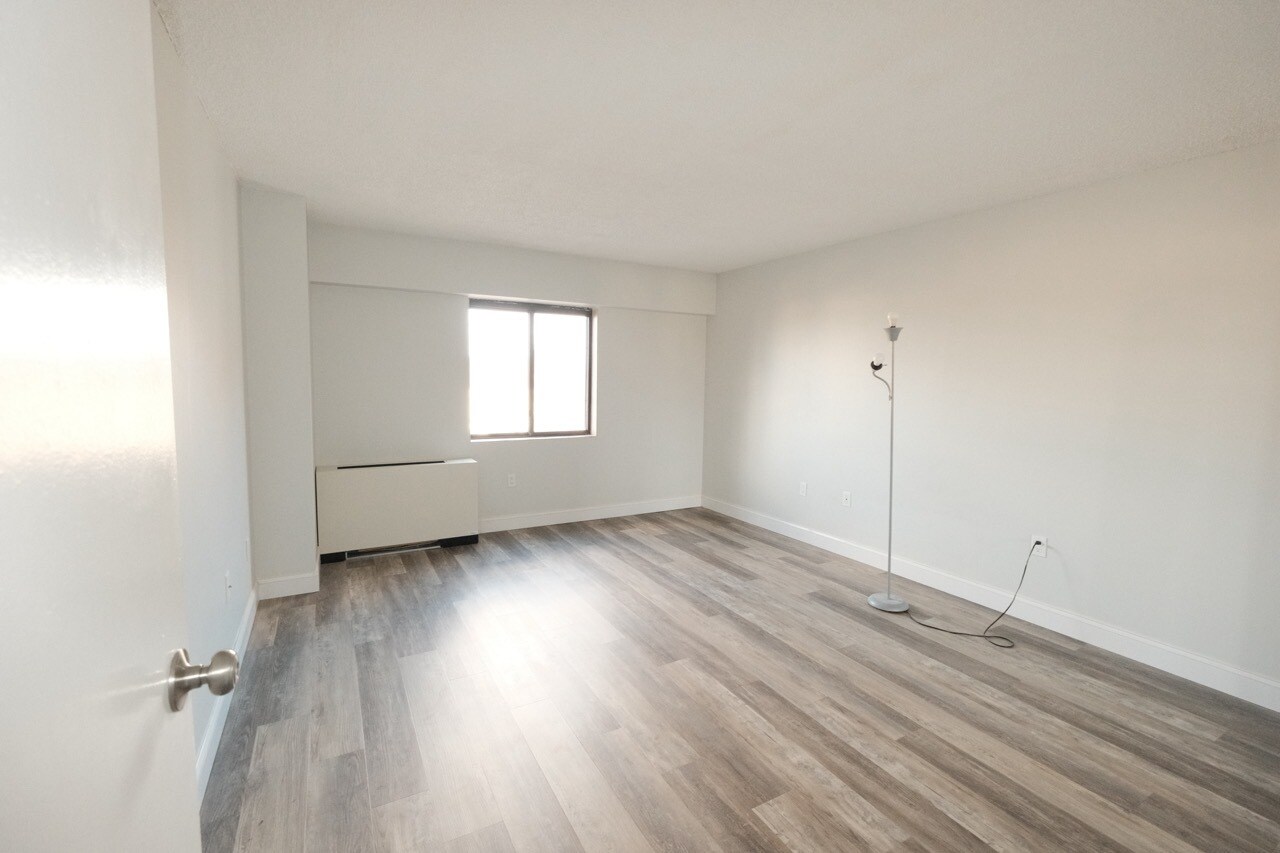 Building Photo - 10 N Wood Ave