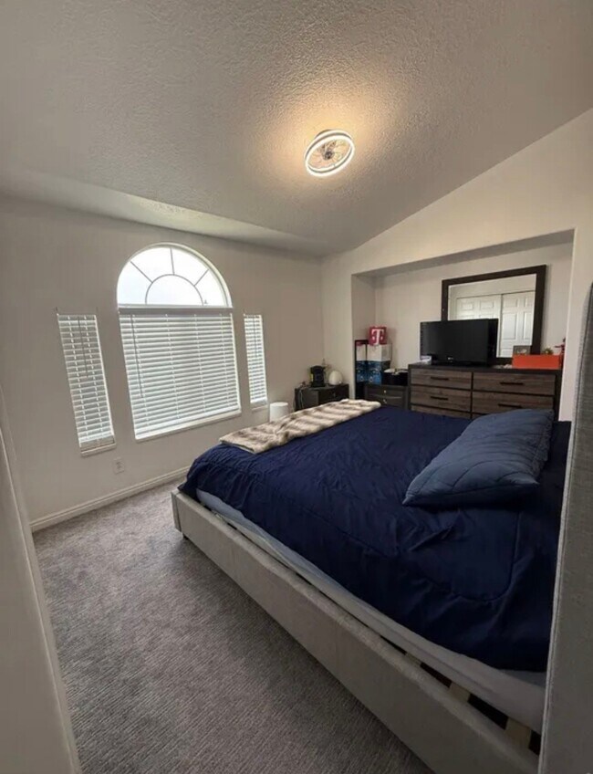 Building Photo - 411 E 400 N