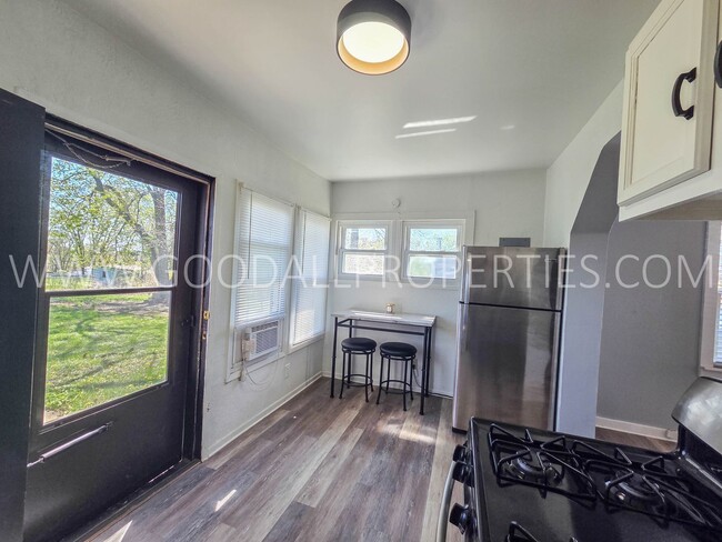 Building Photo - Cozy 2-Bedroom Home Near Downtown Des Moines & Gray’s Lake