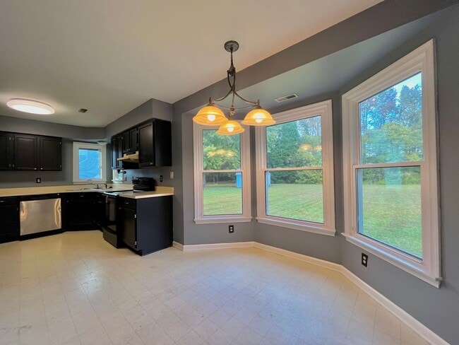 Building Photo - Spacious 3 bedroom, 2 bath property on ove...