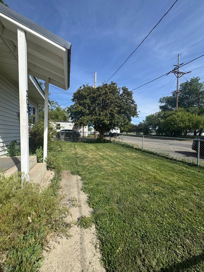 Building Photo - Bright and Welcoming 2-Bedroom Home