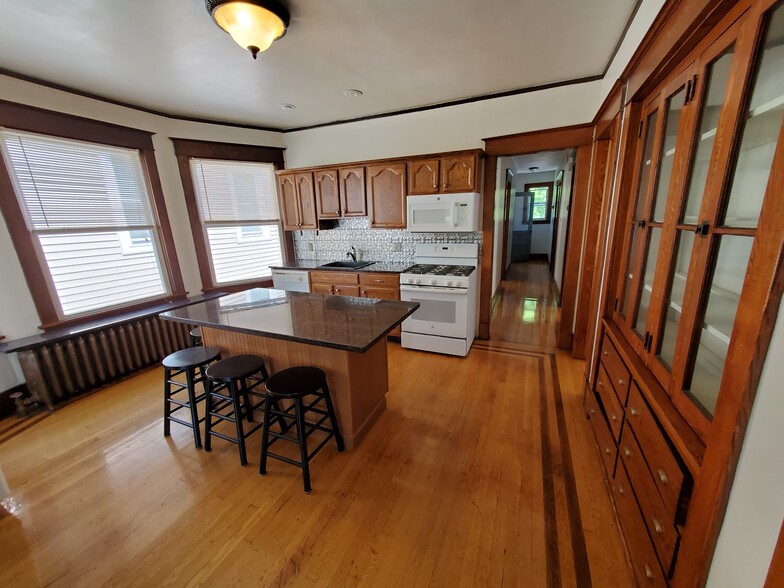 Large bright kitchen - 218 Ontario St