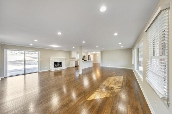 Building Photo - 909 Rosedale Dr