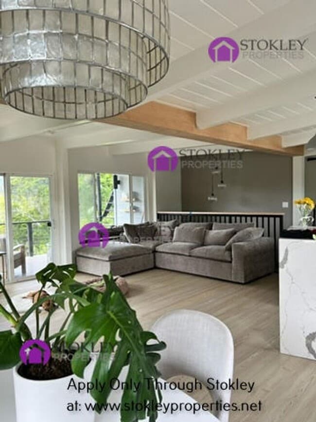 Building Photo - 4311 Fairway Dr