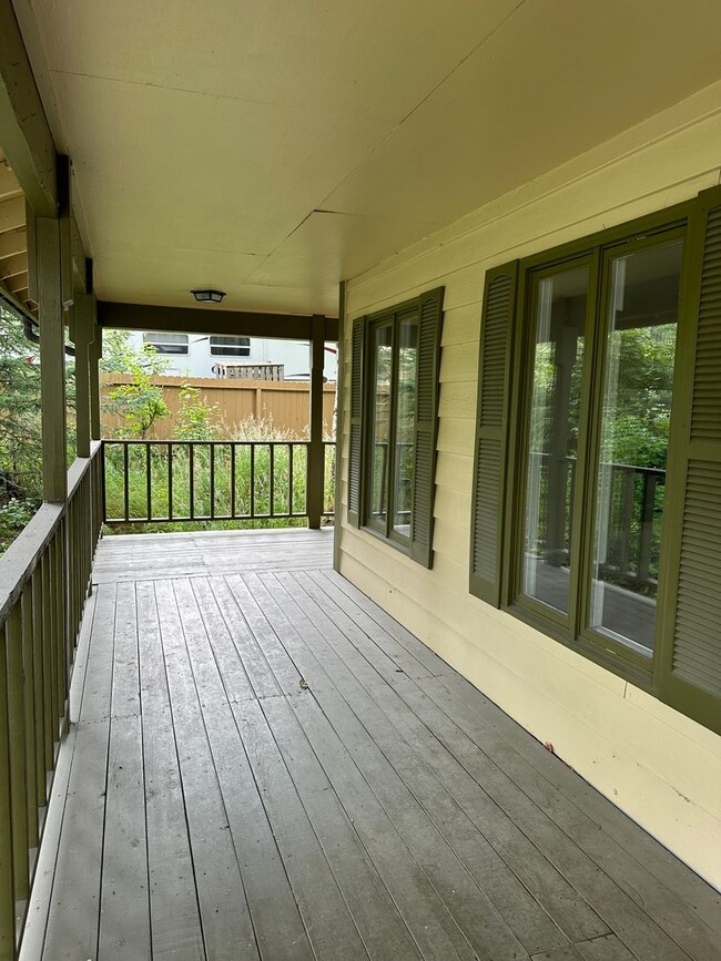 Building Photo - Kempton Hills 3 Bedroom/2.75 Bath Home with Sauna!