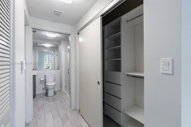 Building Photo - 321 NE 26th St