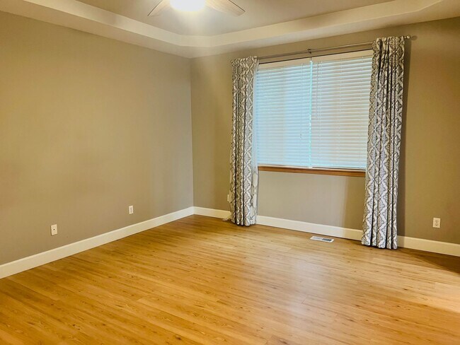 Building Photo - Must See! Beautiful 3bd/ + Bonus Rm/2.5 bath/ Primary Bed on Main/ /Heat Pump/Updated Features