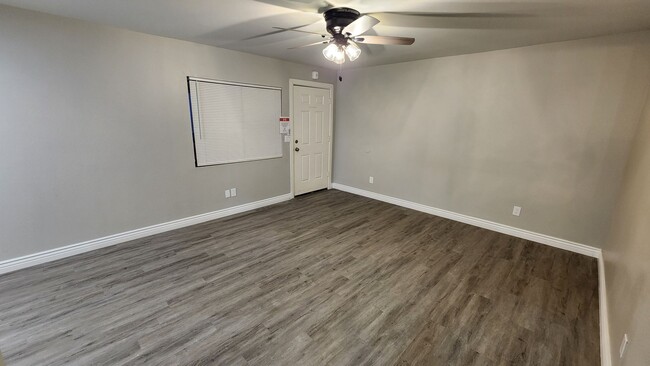 Building Photo - 2 Bedroom in the El Tovar Condominiums Nea...