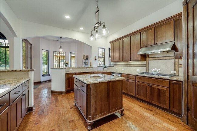 Building Photo - 17005 Northlake Hills Dr
