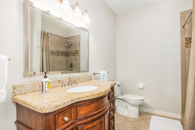 Building Photo - 910 Fleetwood Pl Dr