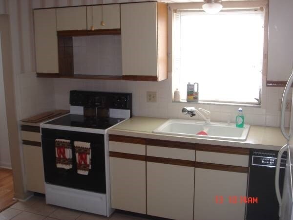 Building Photo - 11200 102nd Ave