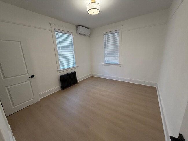 Building Photo - Great Home For RWJMS/Rutgers Students * Walk to New Brunswick/Highland Park Nightlife * All Utili...