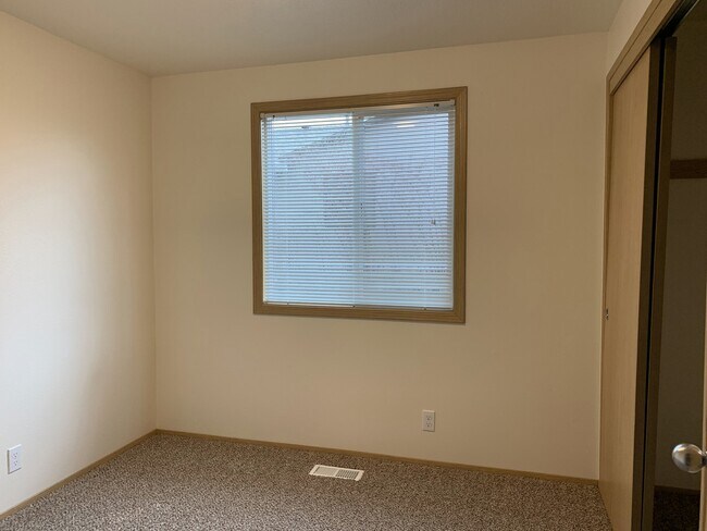 Building Photo - Quiet 4 bedroom two bath home in Aloha