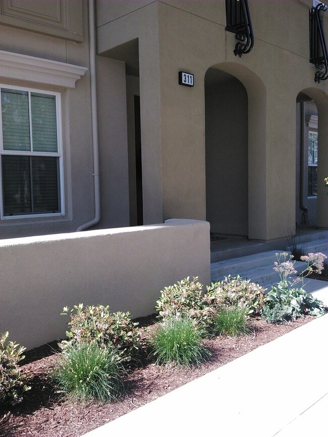Building Photo - Walking Distance to Downtown Mountain View, Cal Train and the Amazing Farmers Market