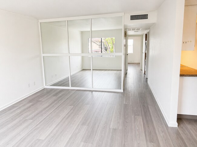 Building Photo - Green and Lush community, centrally located