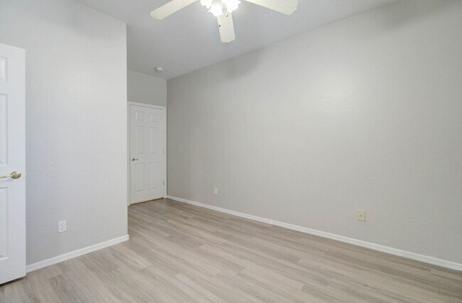 Building Photo - 2026 E County Down Dr