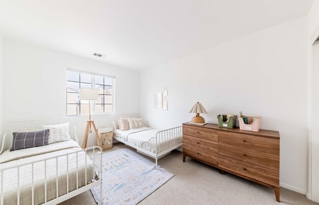 Building Photo - Spacious 3 Bed / 2.5 Bath Home in Chula Vista – Available May 15th