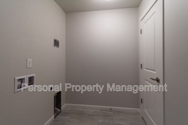Building Photo - 5705 NE 59th Way