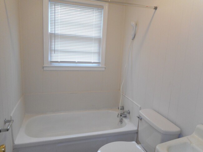 Building Photo - Renovated 2 Bedroom 1 Bath Home off Heckle Blvd with Central Heat & Air