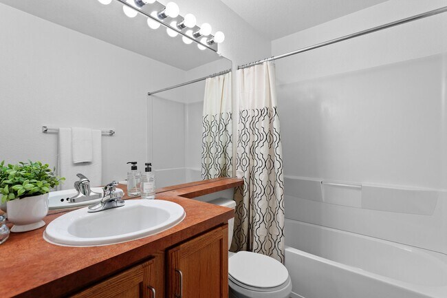 Building Photo - Recently Updated 3 Bedroom 2 Bath Home - B...