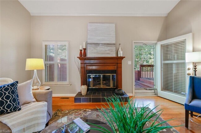Building Photo - 1822 Oakcrest Ct