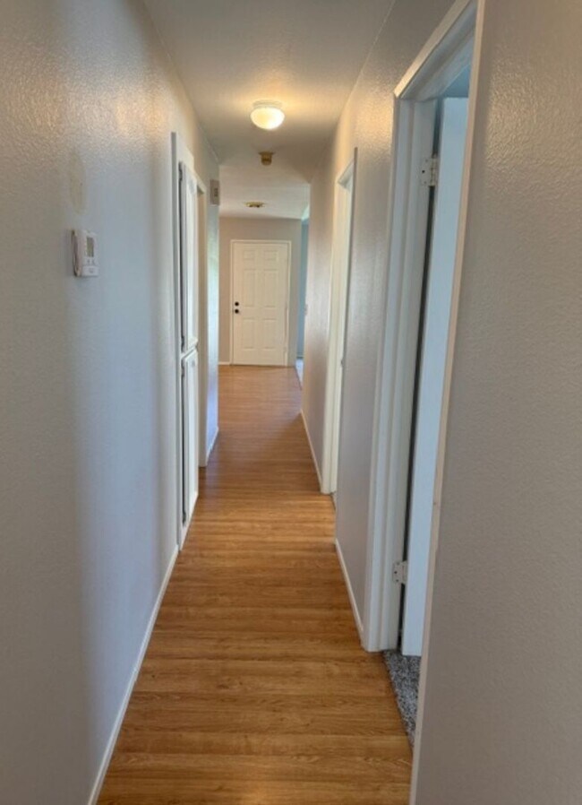 Building Photo - Remodeled 3 Bedroom Home in Roseville for Rent