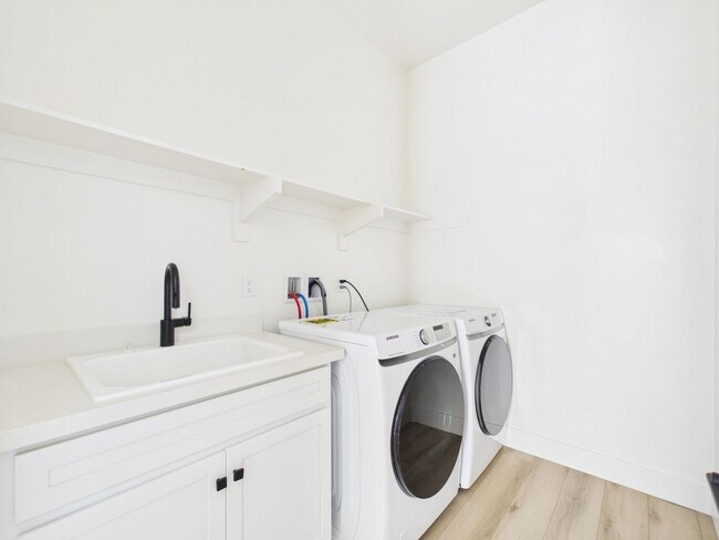 Building Photo - 713 Passion Ct
