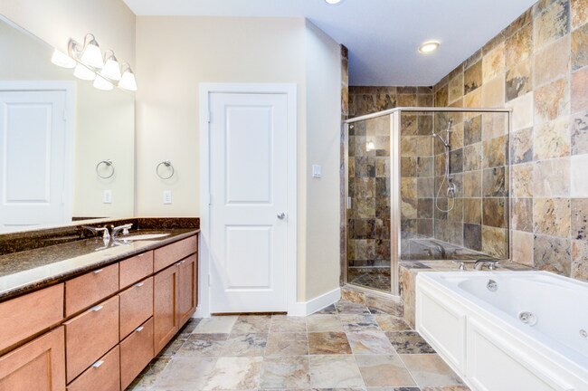 Building Photo - Modern 3 Bedroom // 3.5 Bathroom in the He...