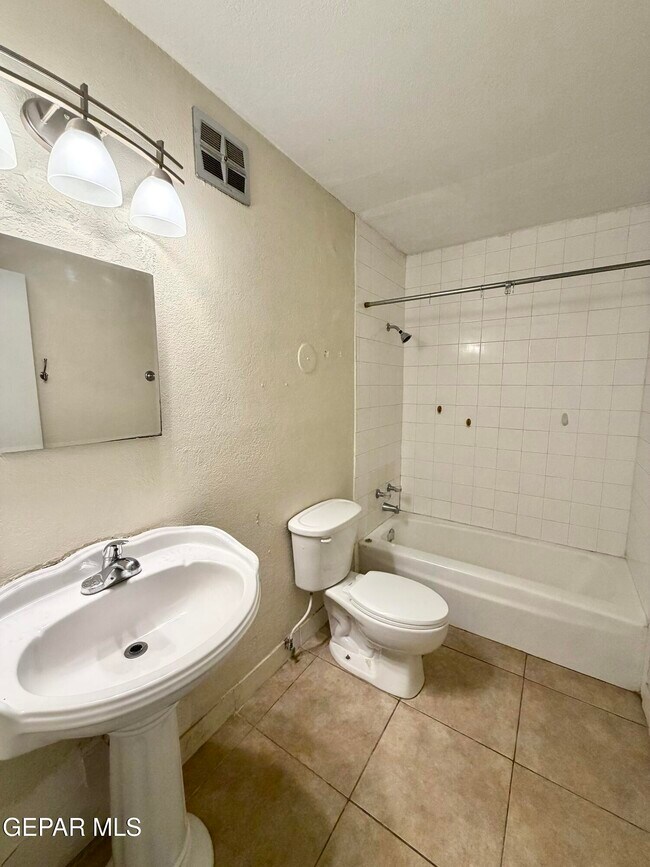 Building Photo - 6400 Edgemere Blvd